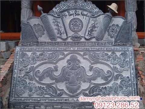 bình phong đá đặt trước nhà thờ 