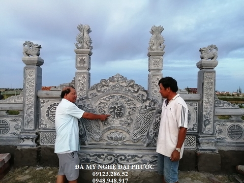   Mặt bên trong cuốn thư đá