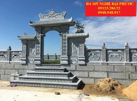 Cổng đá khu lăng mộ có mái che