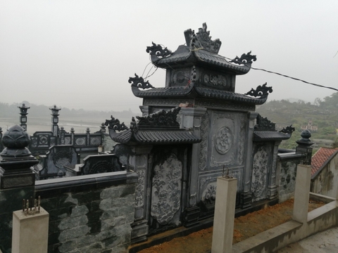 Mặt sau khu lăng mộ đá