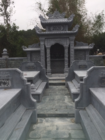  Bên trong khuôn viên của khu lăng mộ đá  