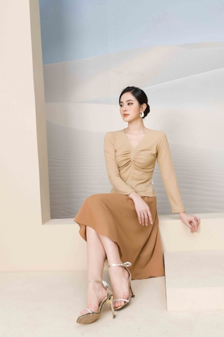 17542E61- Áo len be gân, gấu xẻ V, cổ nhún đính cúc trai.