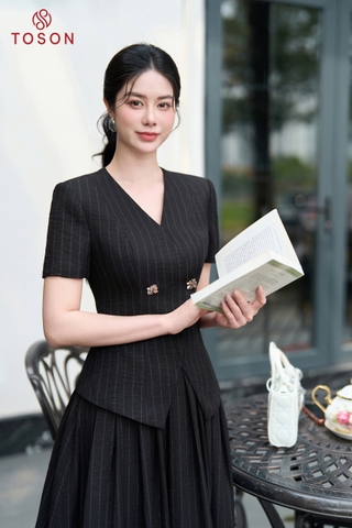 13B79K96 - Áo ký giả linen đen kẻ xẻ V