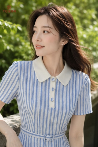 43189X96 - Đầm kẻ xanh nhạt xòe phối cổ thắt đai eo