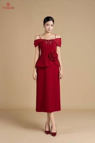 49307D75 - Đầm tiệc đỏ trễ vai đính hoa eo