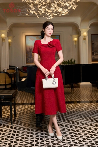 49150D96 - Đầm tiệc gấm đỏ hoa trang trí