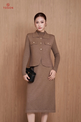 B6703 - Bộ len đen đính cúc: áo cổ đức + Đầm