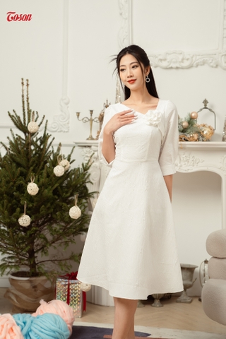 43890W62 - Đầm xốp trắng dập họa tiết, dáng xòe ngực đính hoa