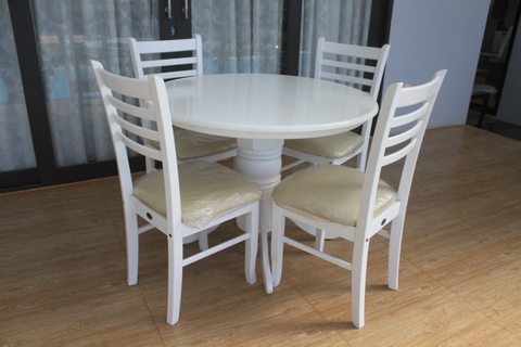 Bàn tròn 1m + 4 ghế NQ1 mặt nệm (sơn trắng)