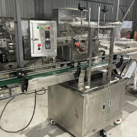 Máy dập nắp chai liên tục cho chai dầu gội đầu