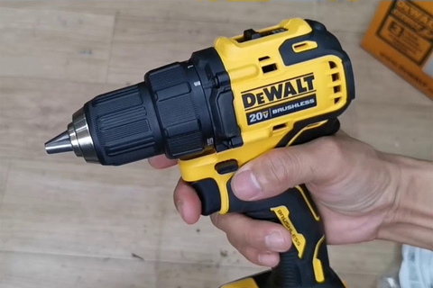 Máy khoan cầm tay 20Vmax/BL Dewalt DCD708P1 (Máy, Sạc, 1pin*5Ah Vali)