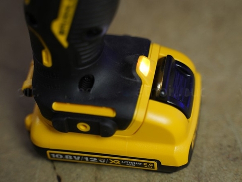 Máy khoan Pin 12V DeWalt DCD706D1 (Máy, Sạc, 1pin*2Ah Vali)