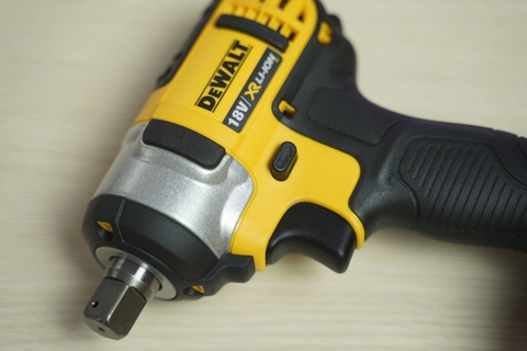 Máy siết bulong cầm tay DEWALT DCF880N dùng pin 18V