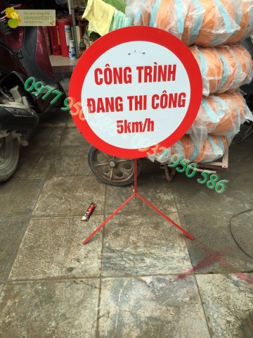 Biển báo công trường đang thi công 5km/h hình tròn viền đỏ