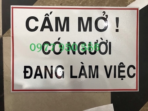 Biển báo: Cấm mở! Có người đang làm việc