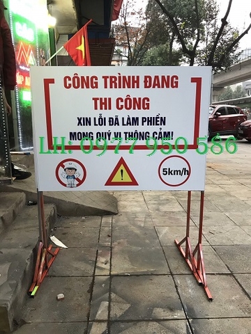 Biển báo công trường đang thi công có chân