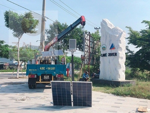 Quy trình cẩu lắp dựng cột đèn đường năng lượng mặt trời dự án công suất từ 80W, 90W, 100W, 120W