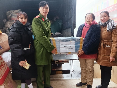 Tặng Đèn Năng Lượng Mặt Trời Liền Thể cho điểm trường Xã Tung Chung Phố, huyện Mường Khương, Lào Cai