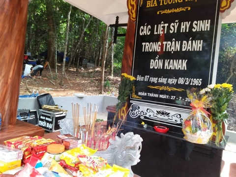 Tặng Đèn Pha Năng Lượng Mặt Trời cho Đền Tưởng Niệm Liệt Sĩ đồn Kanak Kabang Gia Lai