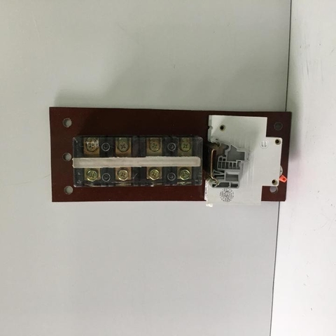 Bảng Điện Cửa Cột Đèn Gồm 4 Cực + 1 Aptomat 1 cực 6A-10A