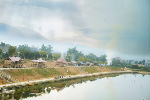 Cột Bát Giác Liền Cần Đơn 8 met bền bỉ cho đèn đường bên bờ hồ