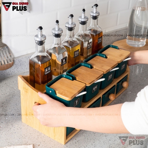 Bộ Hộp Đựng Gia Vị Gốm Sứ Xanh Ngọc Lục Bảo | Kèm Kệ Gỗ & Bình Đựng Dầu Thuỷ Tinh Cao Cấp - Gia dụng Plus