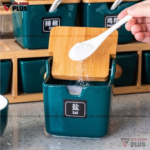 🔴OUTLET | Bộ Hộp Đựng Gia Vị Gốm Sứ Xanh Ngọc Lục Bảo | Kèm Kệ Gỗ & Bình Đựng Dầu Thuỷ Tinh Cao Cấp