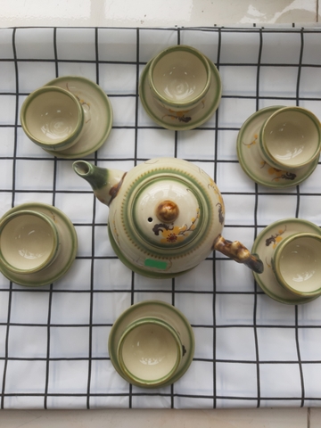 Bộ ấm chén gốc cây to vẽ