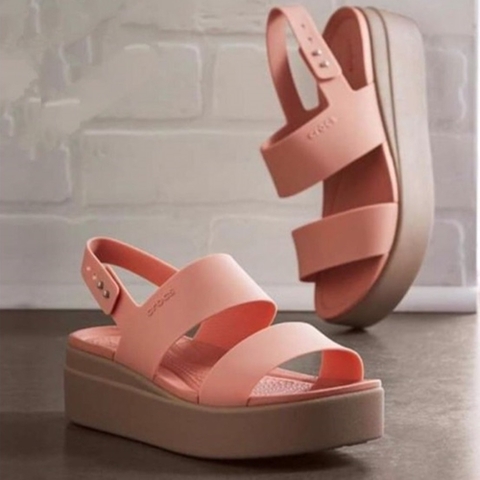Giày Sandal Crocs nữ đế xuồng Brooklyn màu hồng cao 5cm