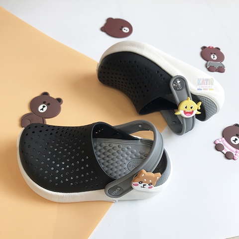 Giày Crocs LiteRide trẻ em màu đen đế trắng lót xám quai gắn nút