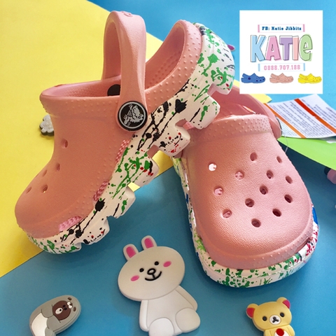 Dép sục cá sấu Crocs trẻ em Duet Sport màu Hồng nhạt đế sơn
