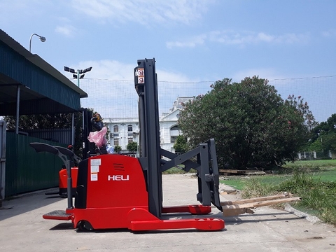 xe nâng càng cắt kéo heli