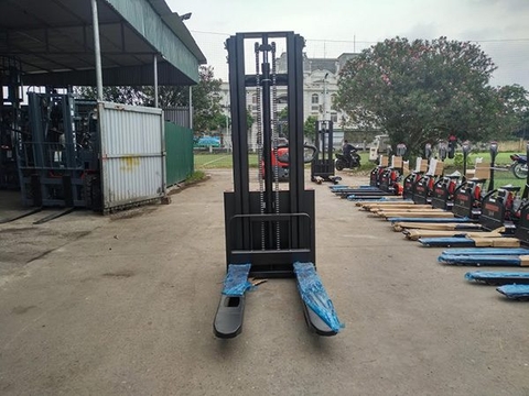 Xe nâng đứng lái 1.5 tấn