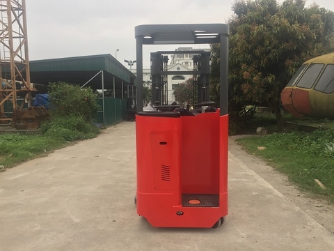 xe nâng reach truck đứng lái