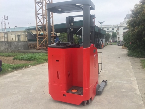 xe nâng reach truck đứng lái