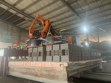 Robot bốc gạch cắt dọc miền trung