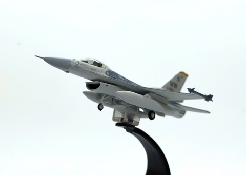 Mô hình máy bay F16 tỷ lệ 1/72