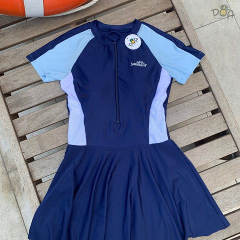 Đồ bơi nữ liền thân dạng váy tay ngắn cao cấp in chữ sunshiny | DỨA BIKINI & SPORTWEAR