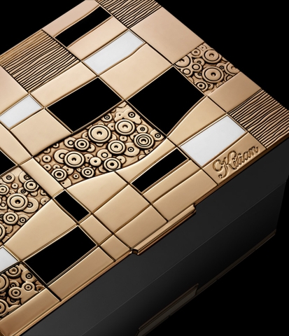 Kilian Woman In Gold With Clutch