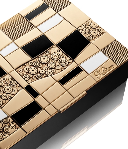 Kilian Woman In Gold With Clutch