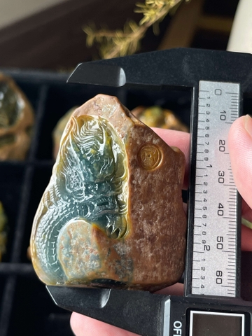 Mặt rồng nguyên thạch chạm ngọc phỉ thuý tự nhiên ( Jadeite A) NT1210