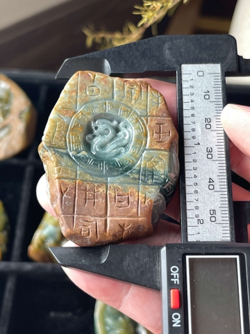 Mặt rồng nguyên thạch chạm ngọc phỉ thuý tự nhiên ( Jadeite A) NT1213