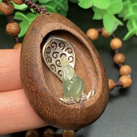 MẶT PHẬT NGỌC PHỈ THÚY CHẠM GỖ TRÒN HP nt0207