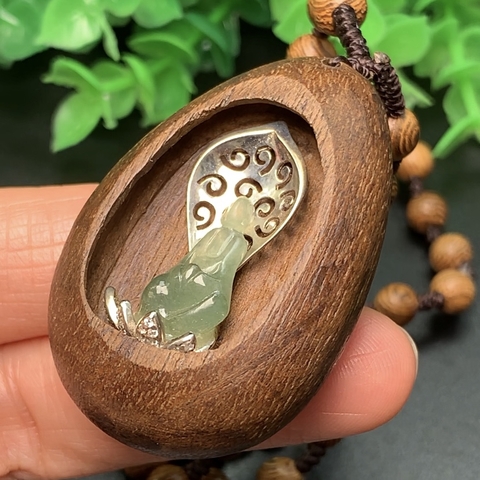 MẶT PHẬT NGỌC PHỈ THÚY CHẠM GỖ TRÒN HP nt0207