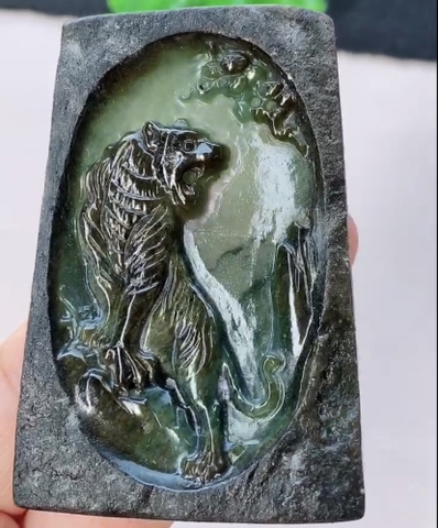 Mặt hổ chạm nguyên vỏ thạch Ngọc phỉ thuý tự nhiên Jadeite loại A -NT979