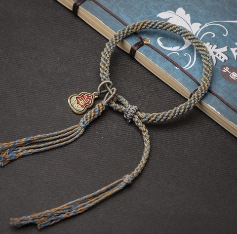 Vòng đeo tay dây dù bện móc charm có tuarua - PK003