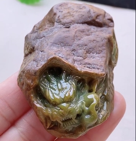 Rồng vàng chạm nguyên thạch Ngọc phỉ thuý tự nhiên Jadeite loại A -NT1081