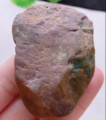 Rồng vàng chạm nguyên thạch Ngọc phỉ thuý tự nhiên Jadeite loại A -NT1081