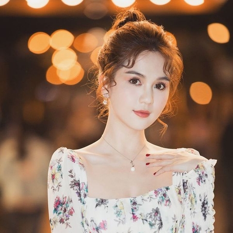 Ngọc Trinh bất ngờ cắt tóc ngắn khiến dân tình thổn thức: “Yêu luôn từ cái nhìn đầu tiên”