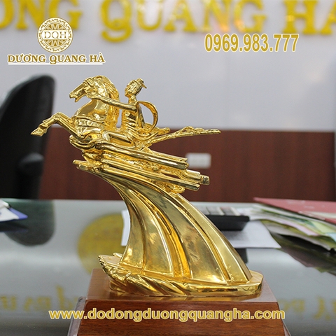 Tượng Thánh Gióng Mạ Vàng